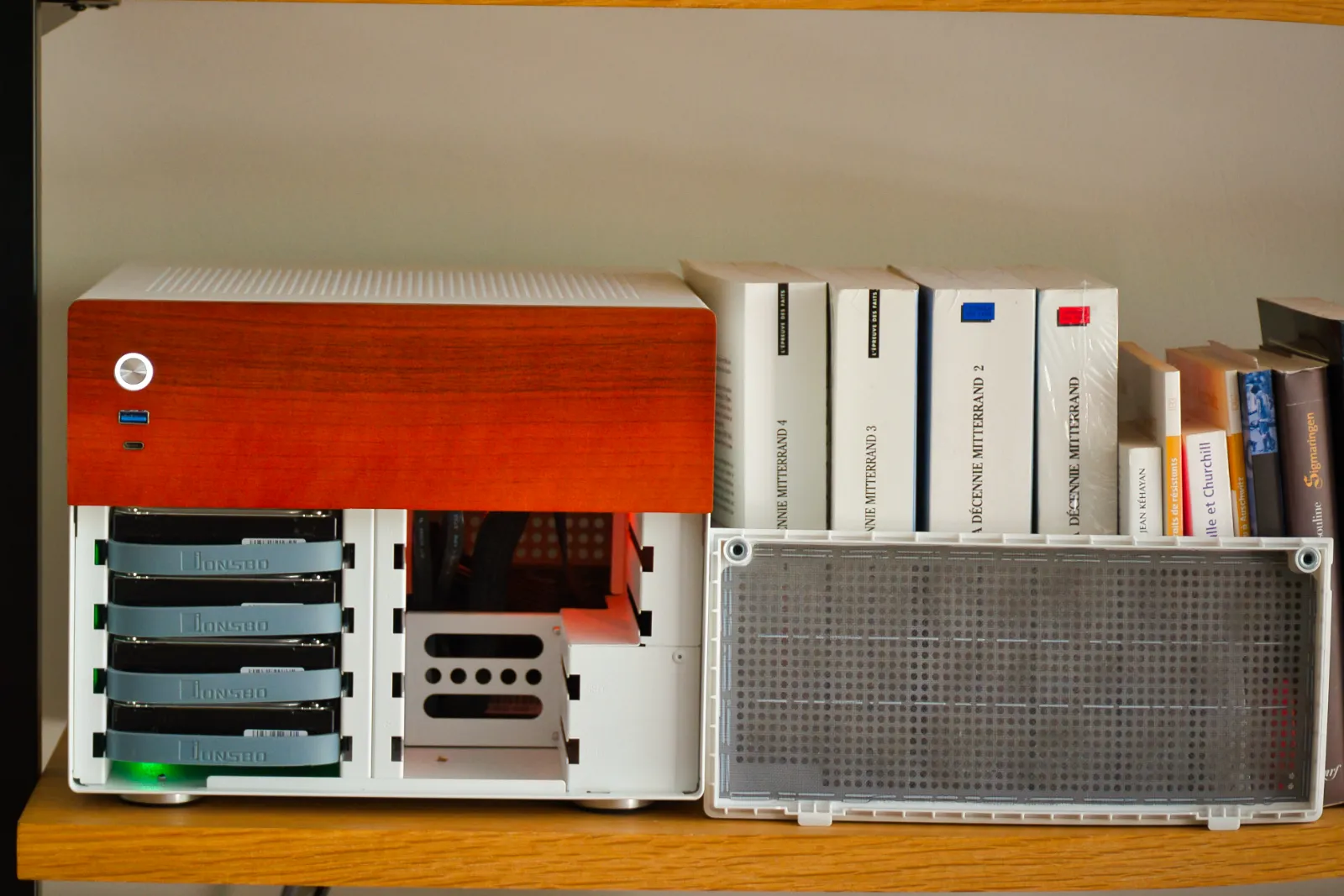 Le serveur façade retirée, posée à côté : les disques sont alignés dans leurs tiroirs, accessibles par l'avant
